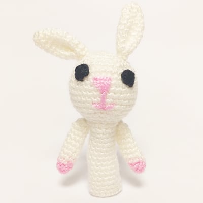 Títere dedo conejo amigurumi1