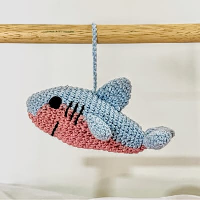Colgante tiburón amigurumi1