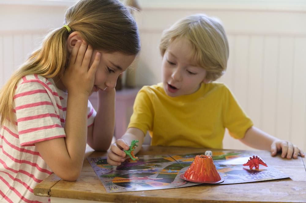 DINOSAURIOS PINTA Y JUEGA2