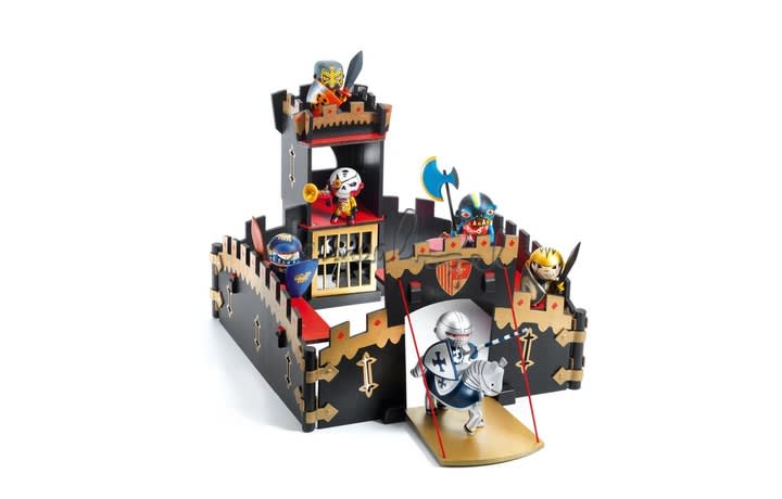 ARTY TOYS BLACK CASTEL1