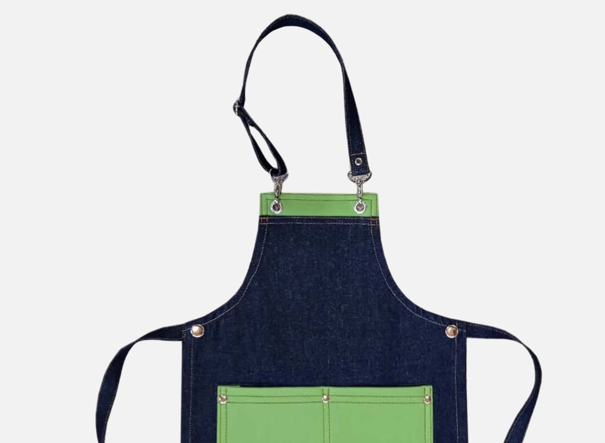 Pechera Infantil de Mezclilla con Detalles en Verde Lima3