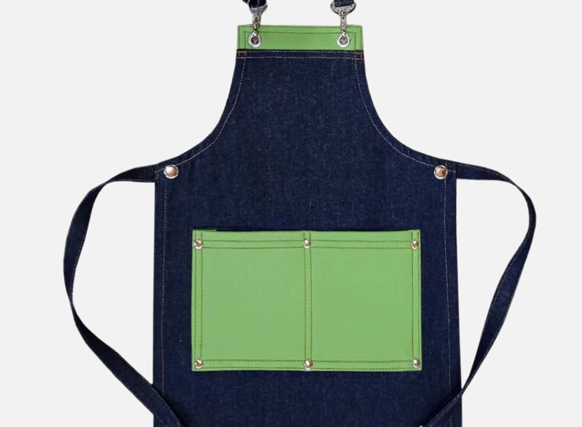 Pechera Infantil de Mezclilla con Detalles en Verde Lima2