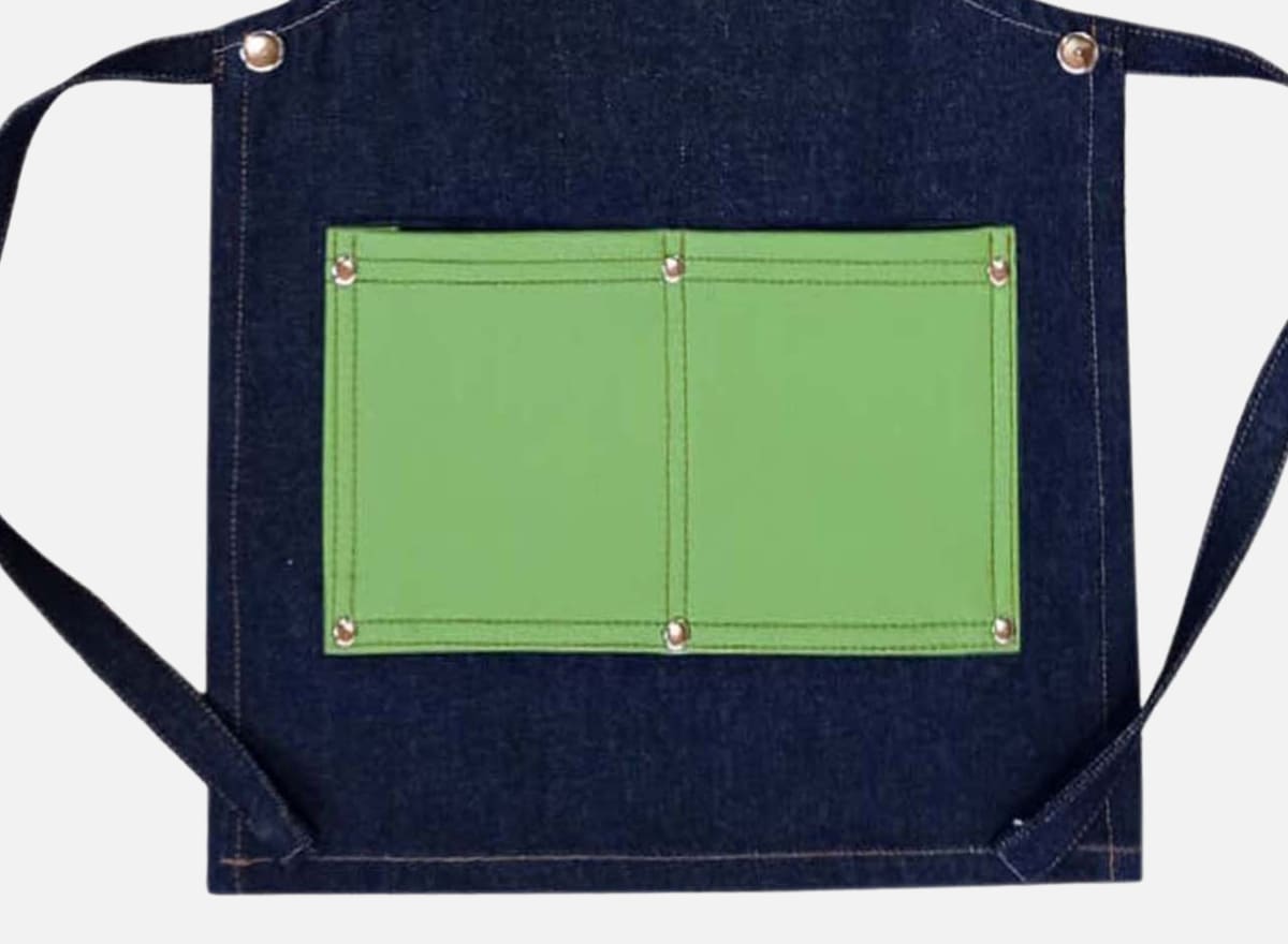 Pechera Infantil de Mezclilla con Detalles en Verde Lima4