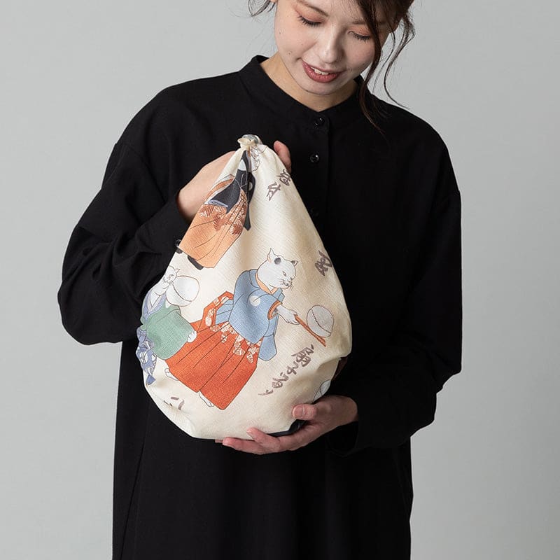 Furoshiki japonés 70 cm Ukiyo-e Gatos jugando con pelotas (Cats Juggling Balls)2