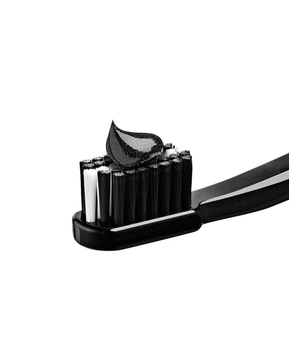 PASTA DENTAL BLACK IS WHITE 90ML2
