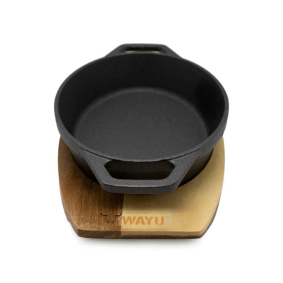 Cacerola Iron Cast con Base de Madera – Sirve directo del fuego a la mesa1