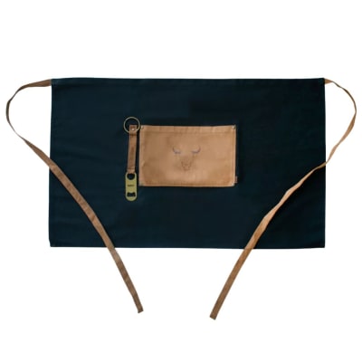 Mandil Parrillero Wayu con Destapador Integrado | Delantal BBQ con Bolsillo Frontal1