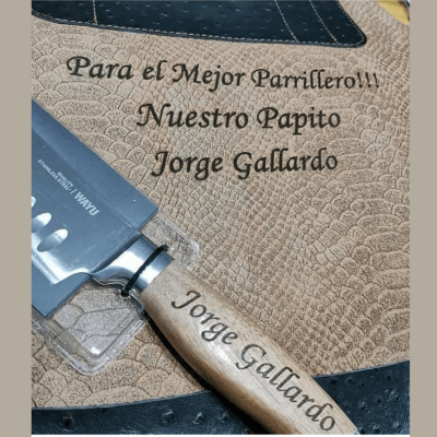 Grabado Láser Personalizado Extendido | Dedicatorias para Tablas, Cuchillos y Pecheras1