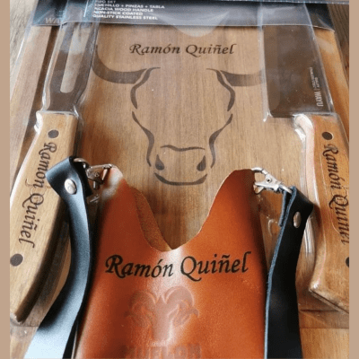 Set Parrillero Personalizado – Tabla con Cuchillo y Pincho + Porta Cerveza de Cuero Grabado1