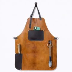 Pechera de Cuero Liso Café – Estilo, Protección y Funcionalidad Parrillera