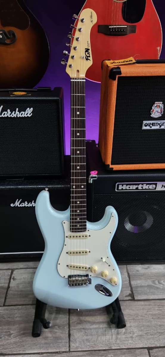 Guit Eléctrica Neo Classic NST200RAL PSB Strat SSS Funda1