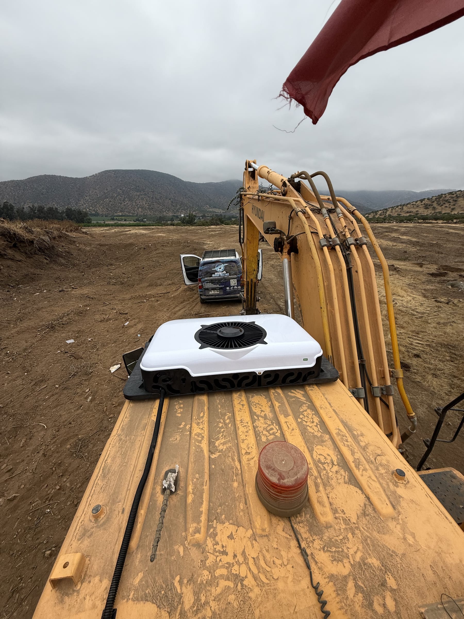 Excavadora Hyundai 180 - Vista lateral