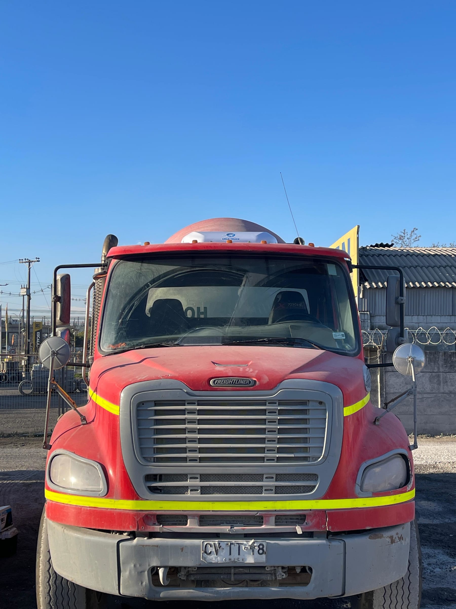 Equipo escotilla Volkswagen - Trabajador operando