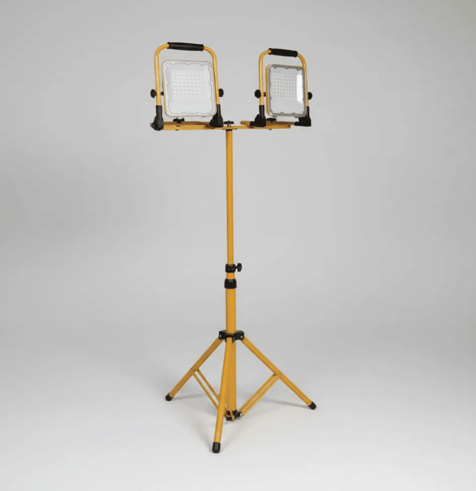 Foco LED Portátil Recargable Master Light 30W - Potencia en Movimiento2