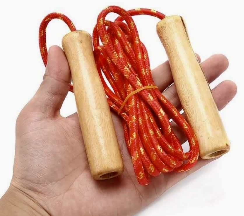 CUERDA 1.50 CM P/SALTAR MANGO DE MADERA 2370496