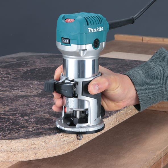 RECORTADORA 1/4''-3/8'' 710W. 10.000-30.000 RPM. 1.8KG. - RT0700C - MAKITA2