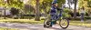 Niño usando bicicleta Roldic aro 16 Maxxi azul en un parque