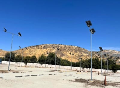 Iluminación para Estacionamientos eficiente y segura: Éxito en Colegio Alianza Francesa con Luminarias Solares LED