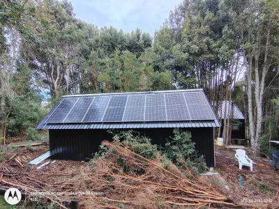 Sistema Solar Fotovoltaico Off-Grid en Puerto Octay: Vivienda de 200 m² con baterías de litio y tecnología Victron