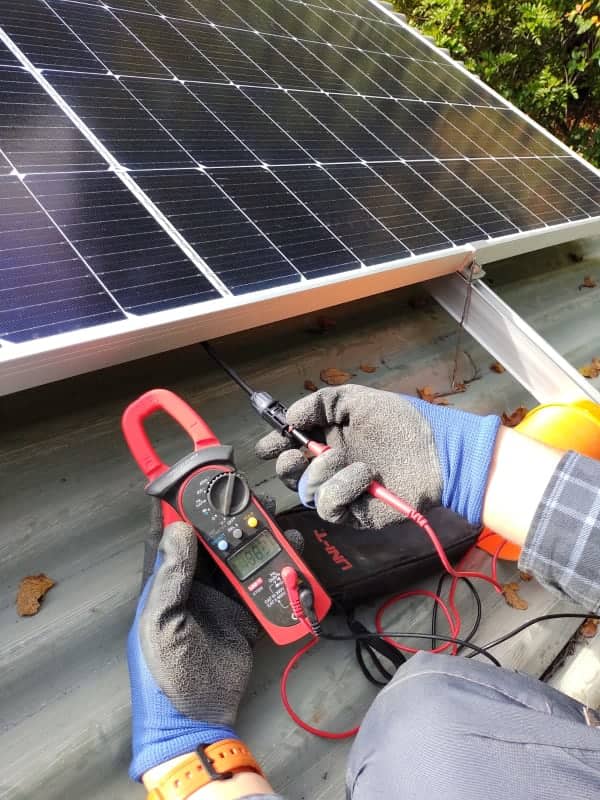 Refugio con Paneles Solares en la Cordillera de la VII Región