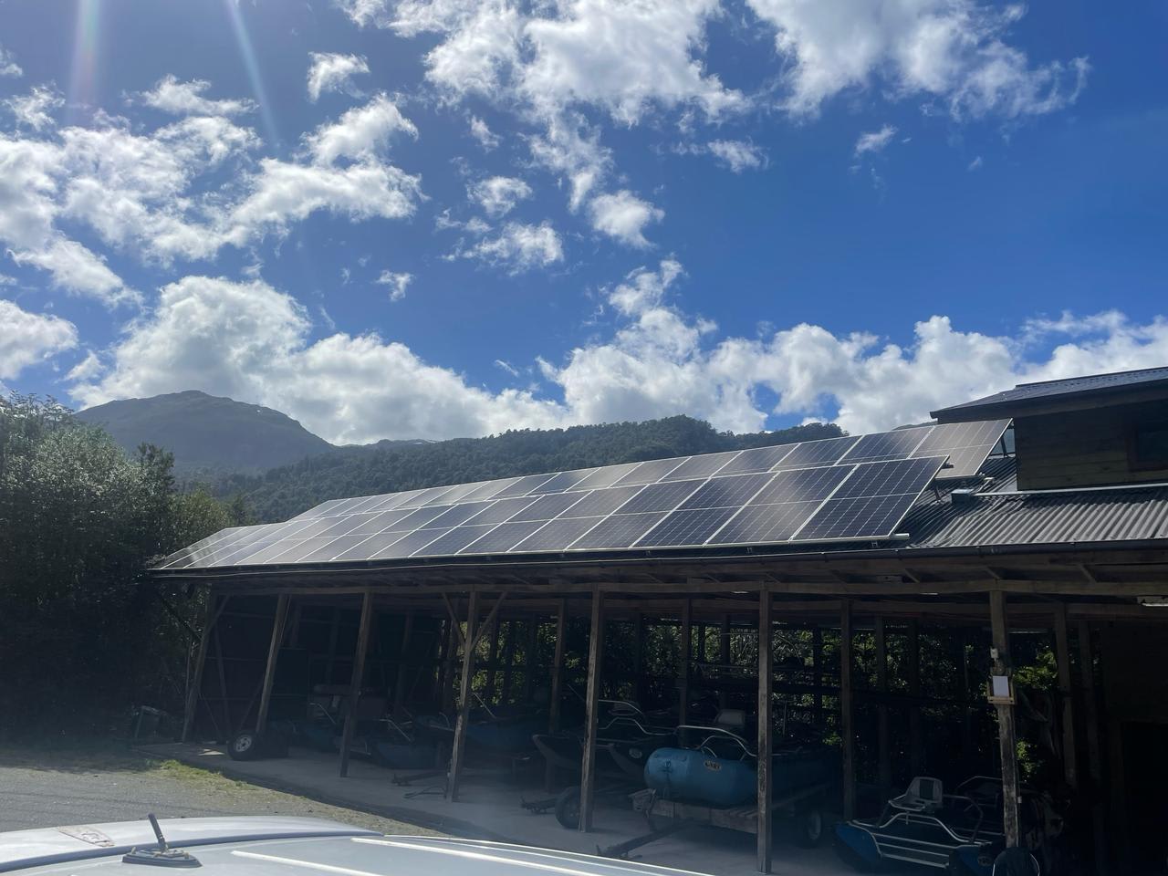 Rios Vivos: Planta Fotovoltaica Off Grid Victron Energy de 17,6kWp en la zona Autral de Chile