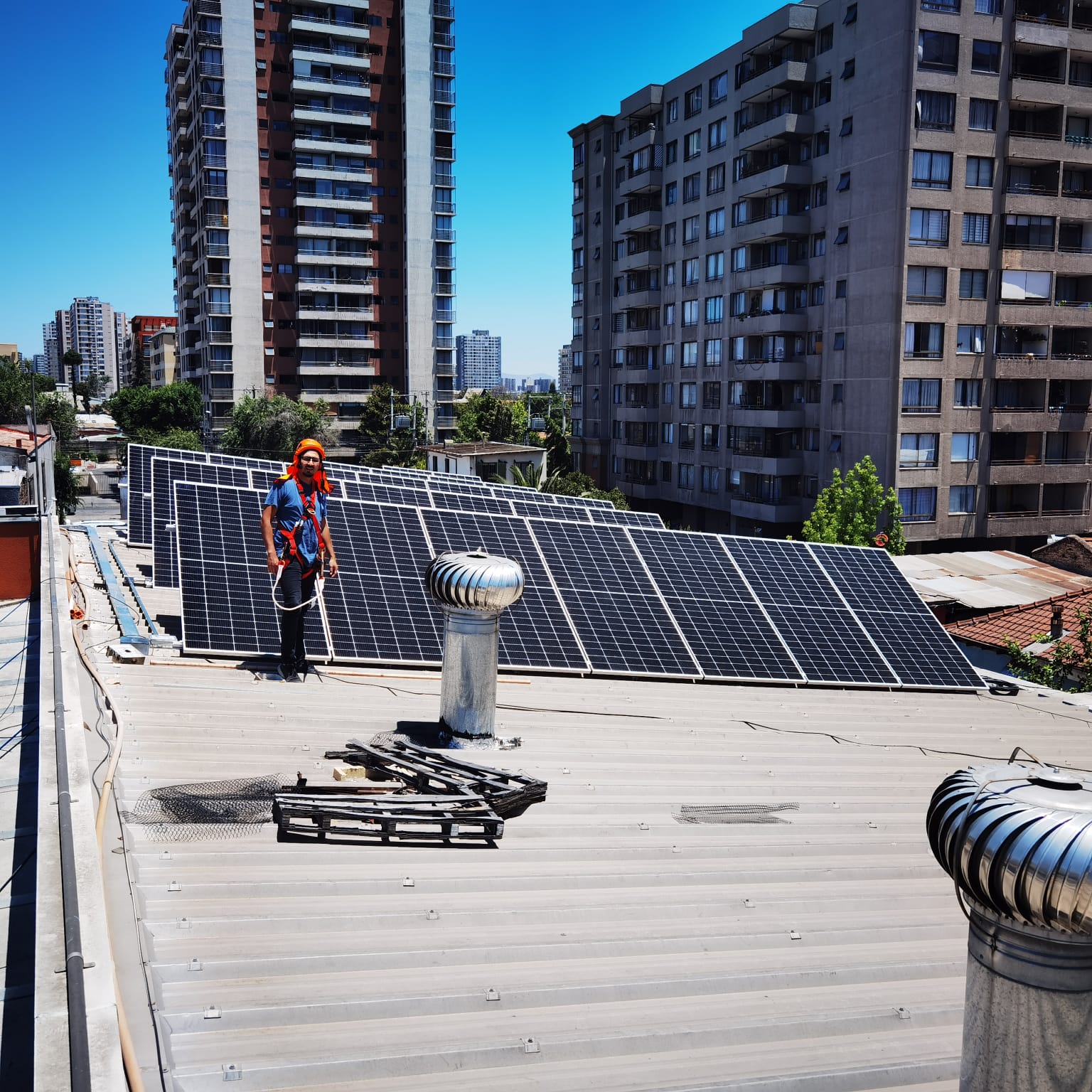 La Araucana: Construcción de Planta Fotovoltaica Trifásica On Grid para sucursal Gran Avenida