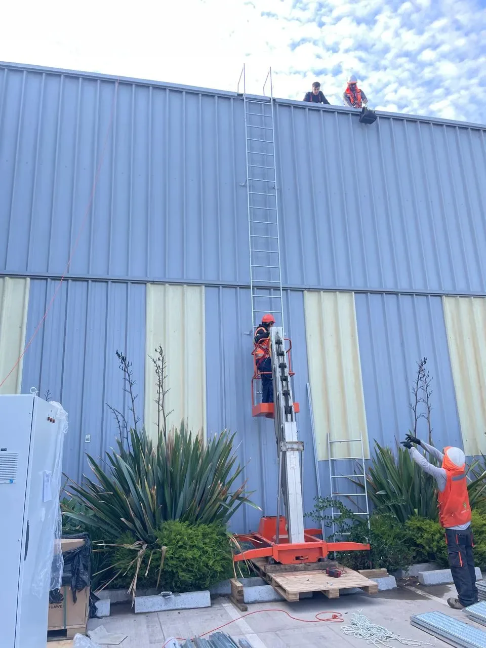 Instalación de Escala Gatera de 8 Metros para Planta Fotovoltaica On Grid de 150 kW en Estación Central