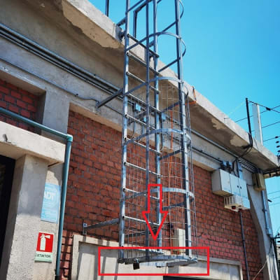 Puerta de Acceso a Escalera Gatera