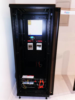 Gabinete para 8 Baterías Litio + Placa de Montaje