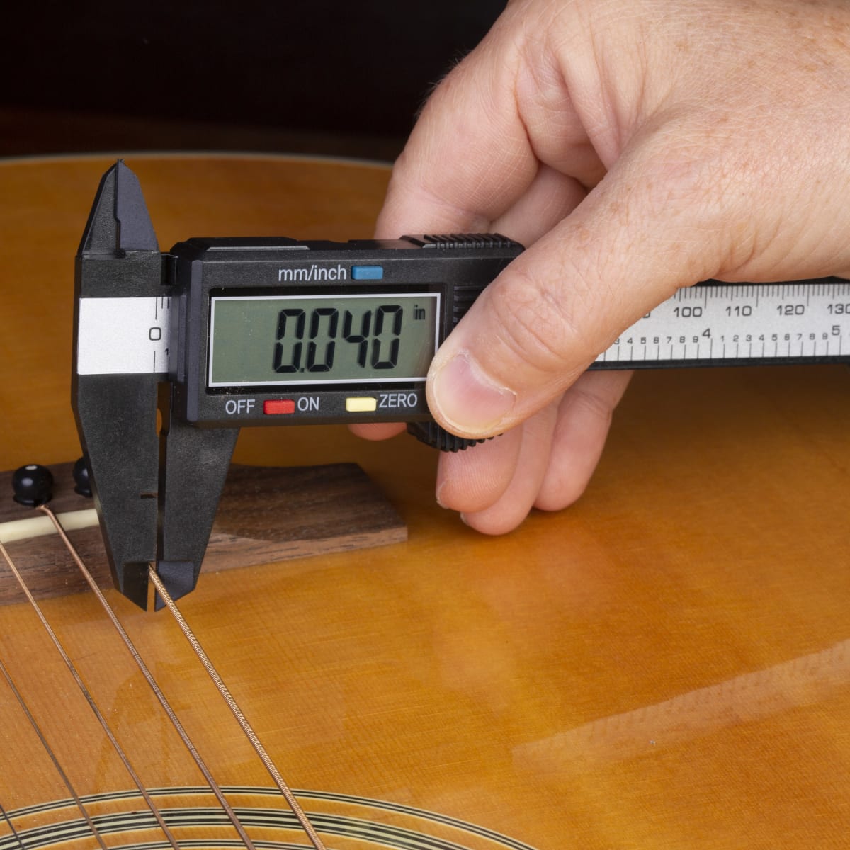 Pie de Metro de Precisión Milimetro y Pulgada Featherweight Digital Caliper Item # 10447