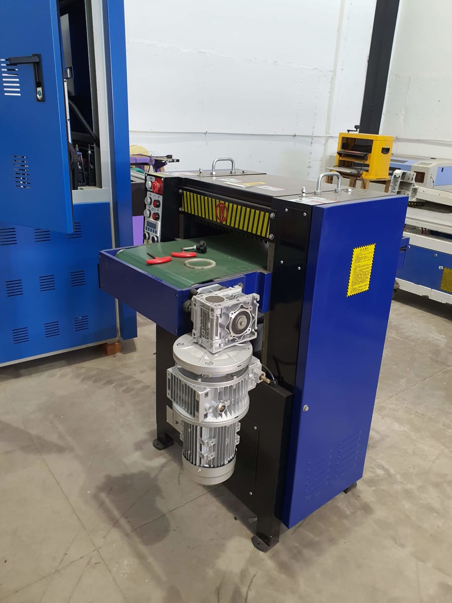 Cepilladora Industrial Automática Cabezal Helicoidal, 380V, Doble Motor de 2.2Kw1