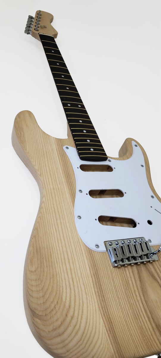 Kit LBLuthier de Guitarra Eléctrica Tipo Strato Mod: A Cap: S-S-S Hardware Gotoh® Incluido6