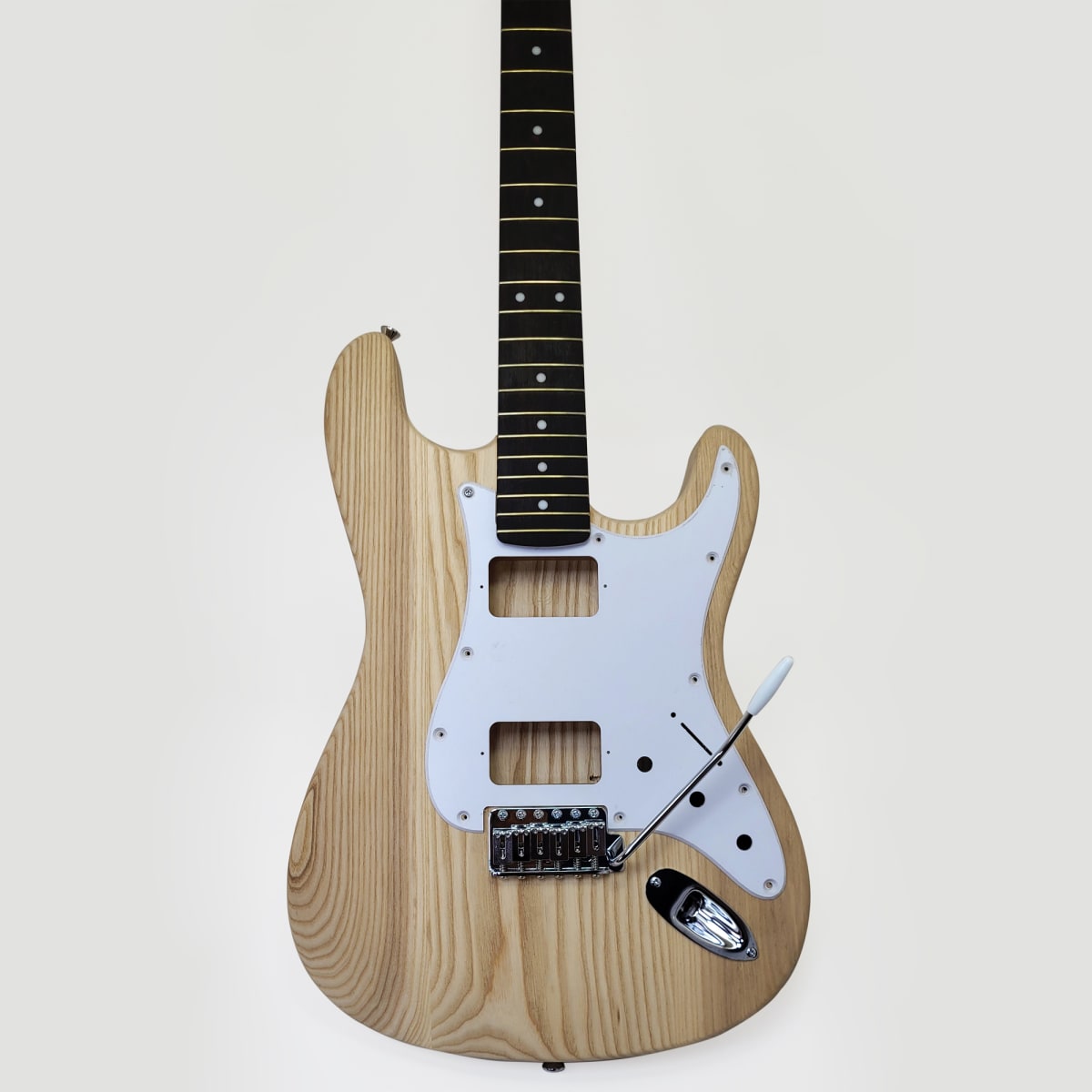 Kit LBLuthier de Guitarra Eléctrica Tipo Strato Mod: B Cap: H-H Hardware Gotoh® Incluido15