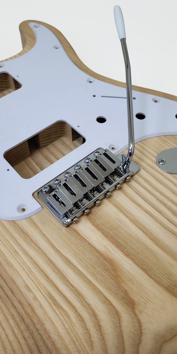 Kit LBLuthier de Guitarra Eléctrica Tipo Strato Mod: B Cap: H-H Hardware Gotoh® Incluido23