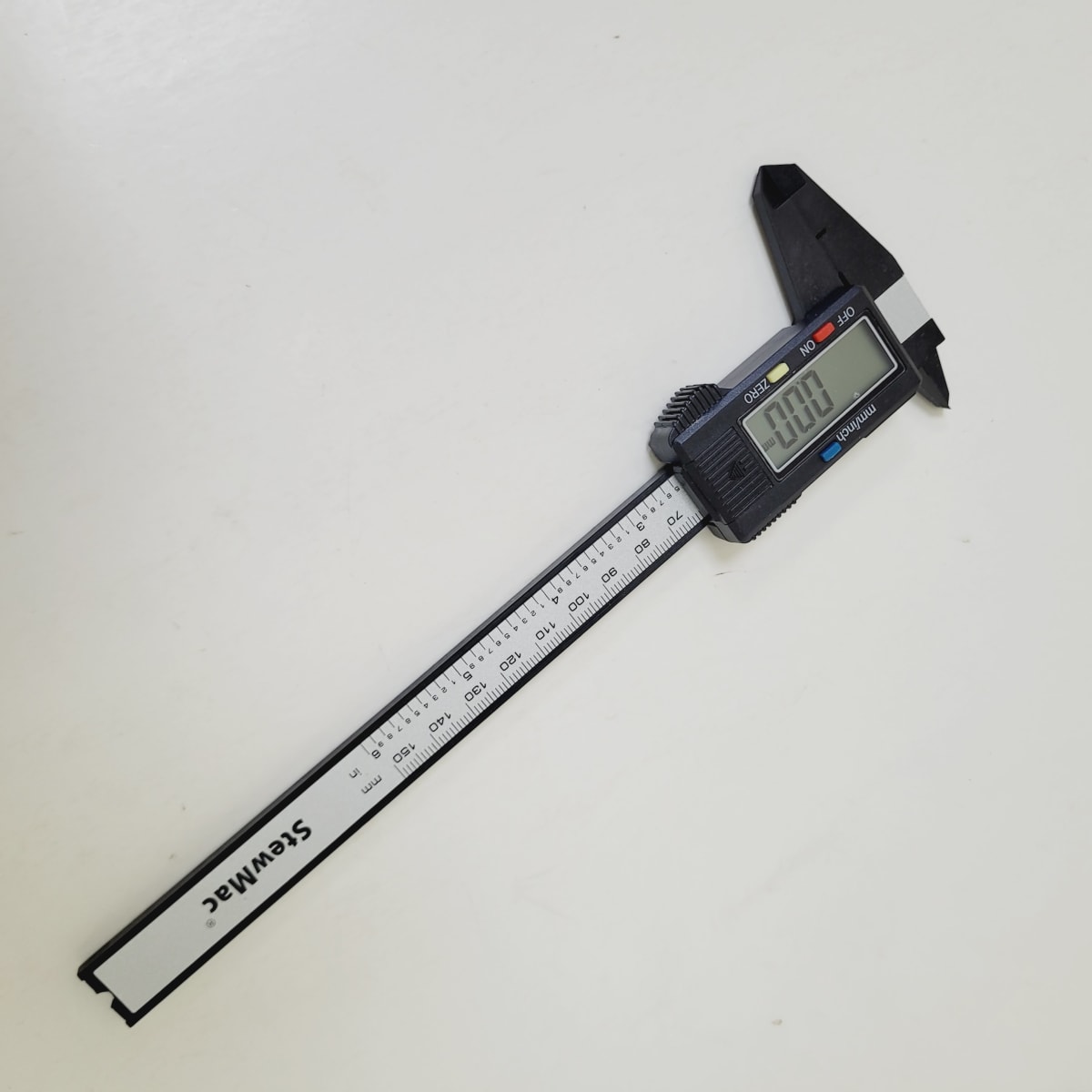 Pie de Metro de Precisión Milimetro y Pulgada Featherweight Digital Caliper Item # 10447