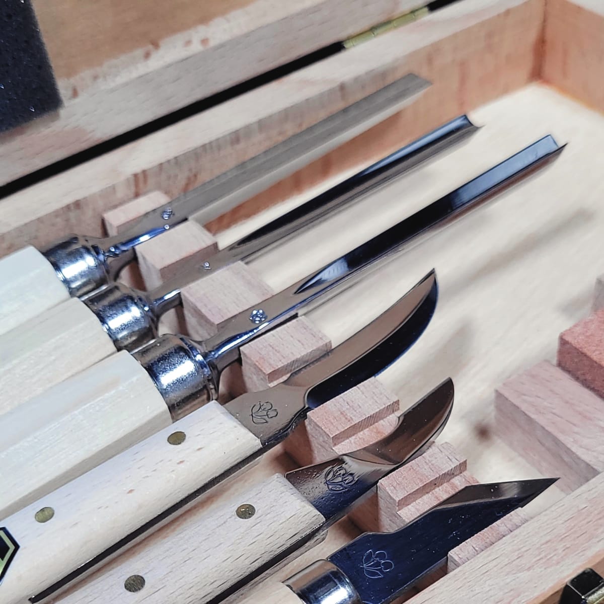 Set 3437 HK de 3 Mini Gubias 3 Cuchillos y 1 Piedra Two Cherries para Xilografia y Tallado13