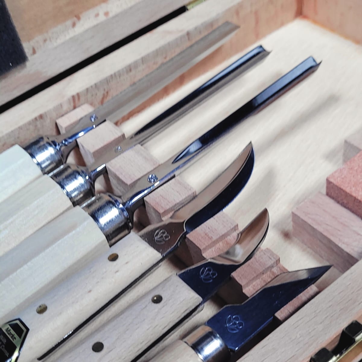 Set 3437 HK de 3 Mini Gubias 3 Cuchillos y 1 Piedra Two Cherries para Xilografia y Tallado15