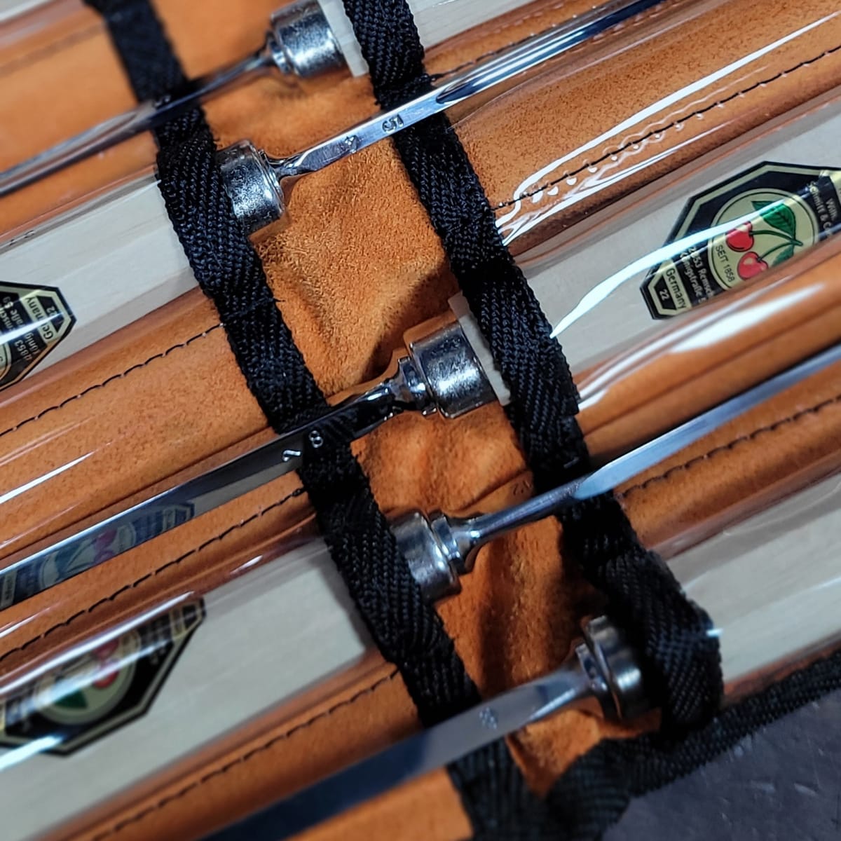 Set 3157 LRT de 12 Gubias 4 Mini Piedras de Arkansas y 1 Estuche de Cuero Two Cherries para Tallado3