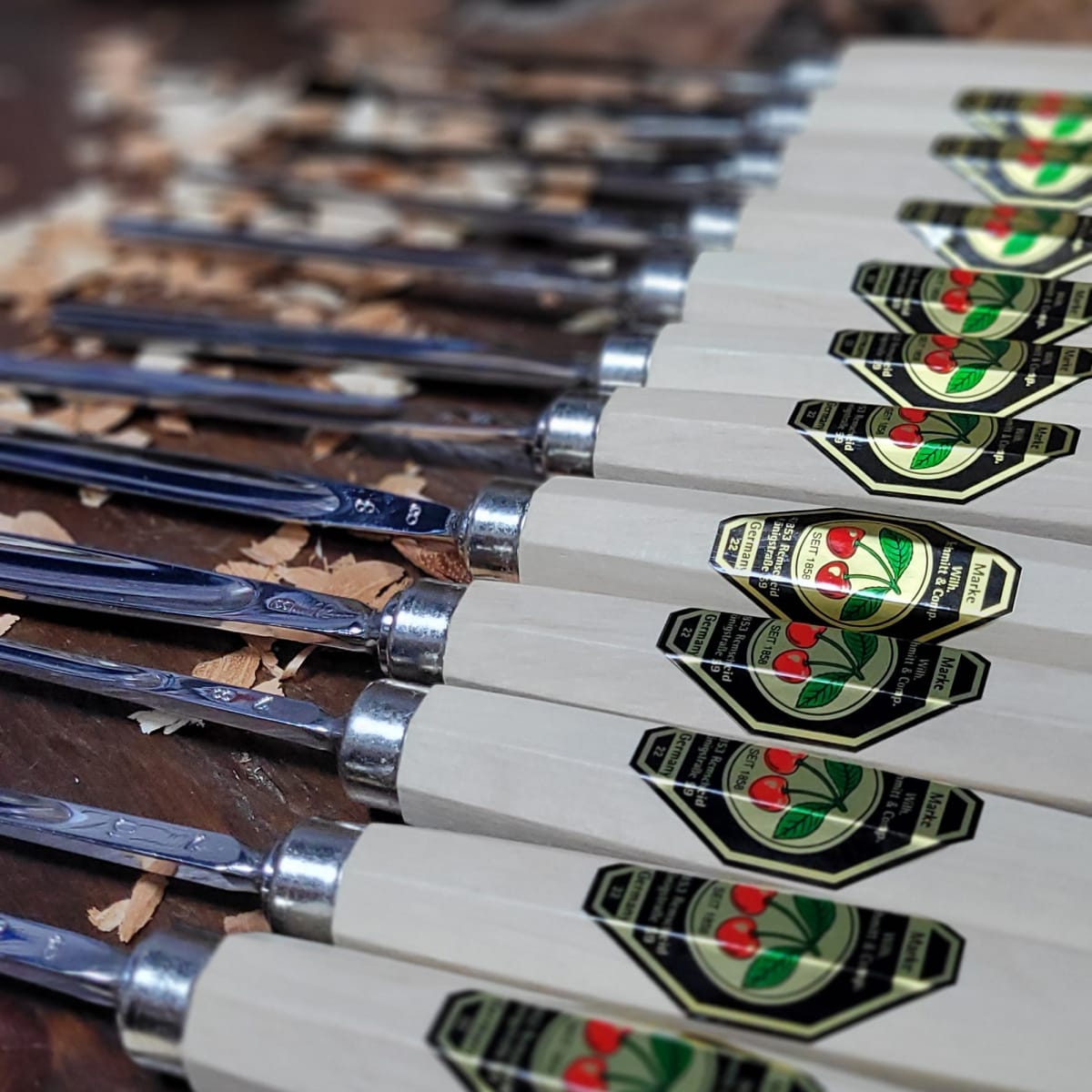 Set 3157 LRT de 12 Gubias 4 Mini Piedras de Arkansas y 1 Estuche de Cuero Two Cherries para Tallado1