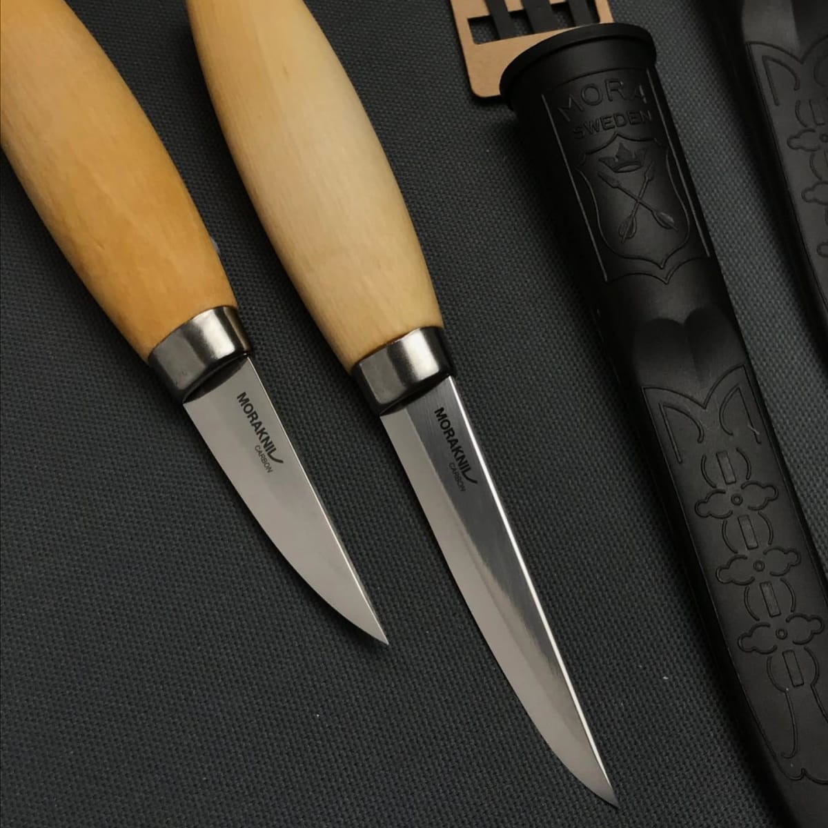 Pack de Cuchillos de Tallado Morakniv 106 (C) y 120 (C) Acero al Carbono con Estuche3