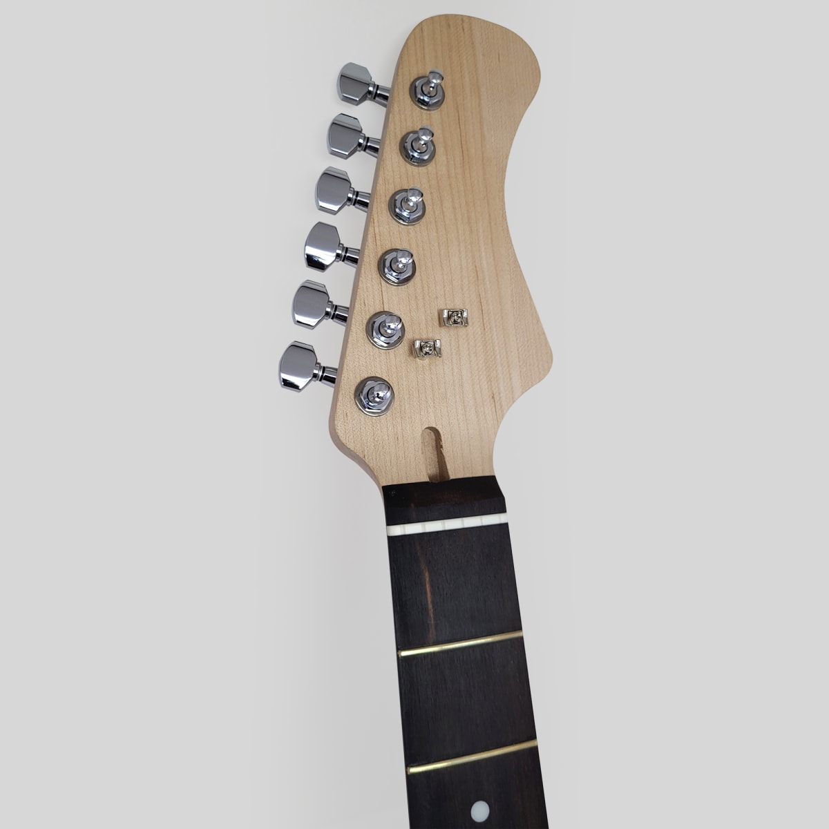 Kit LBLuthier de Guitarra Eléctrica Tipo Strato Mod: B Cap: H-H Hardware Gotoh® Incluido4