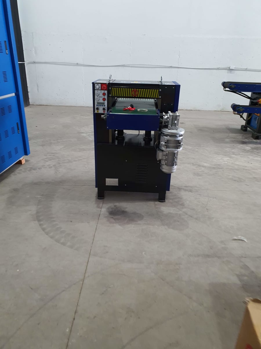 Cepilladora Industrial Automática Cabezal Helicoidal, 380V, Doble Motor de 2.2Kw5