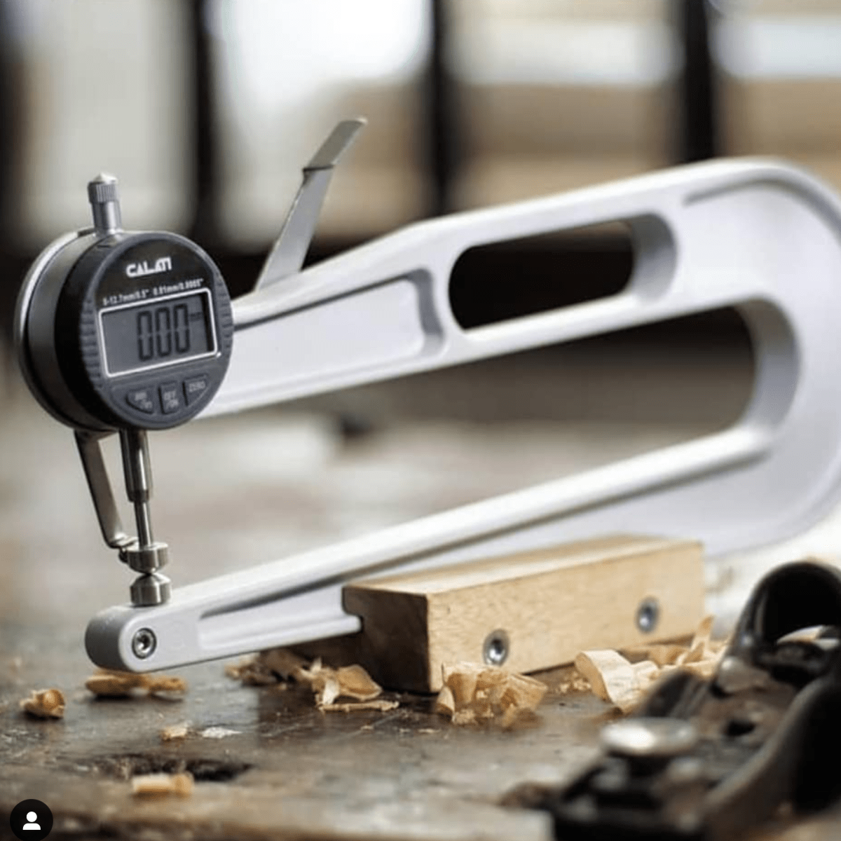 Espesimetro Mediano Digital Calati. Mod: 300TCD. Puntas Redondas + Planas Adicionales2