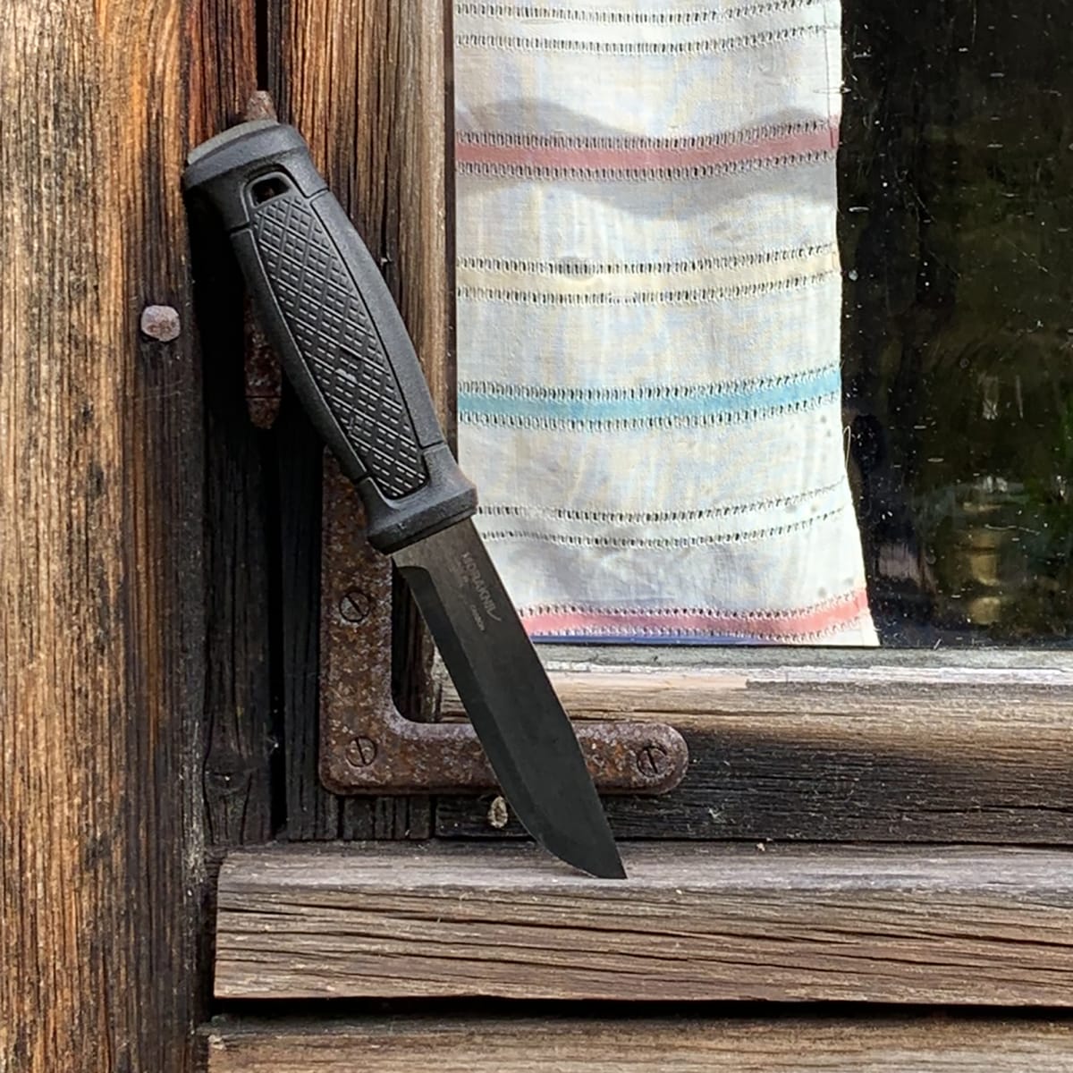 Cuchillo Garberg Black Blade (C) Acero al Carbono Morakniv 13915 con Kit de Supervivencia Black3