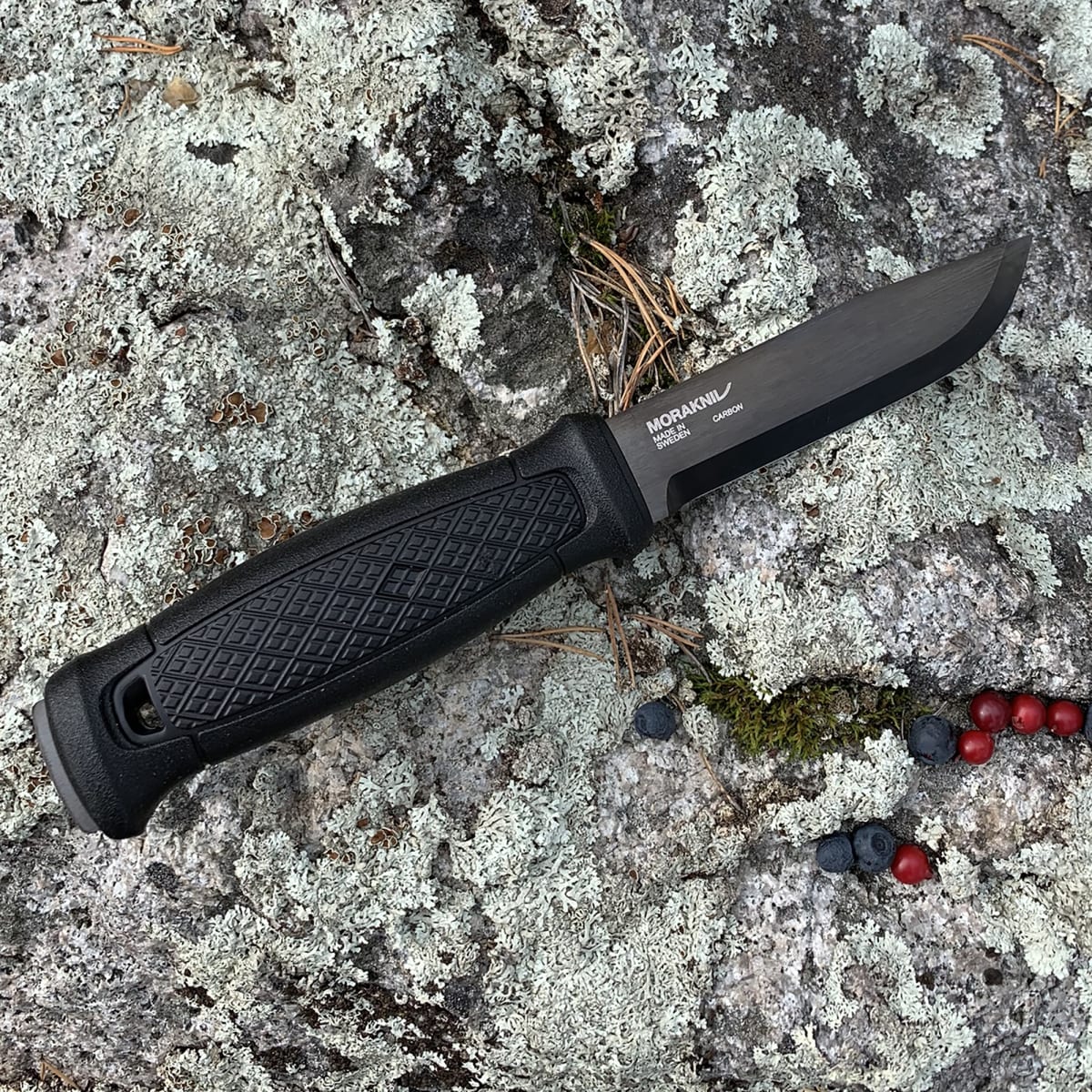 Cuchillo Garberg Black Blade (C) Acero al Carbono Morakniv 13915 con Kit de Supervivencia Black10