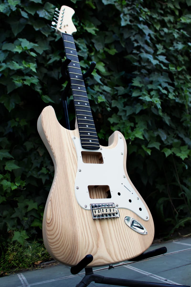 Kit LBLuthier de Guitarra Eléctrica Tipo Strato Mod: B Cap: H-H Hardware Gotoh® Incluido25