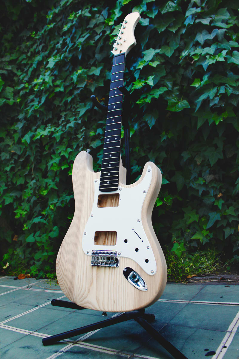 Kit LBLuthier de Guitarra Eléctrica Tipo Strato Mod: B Cap: H-H Hardware Gotoh® Incluido26