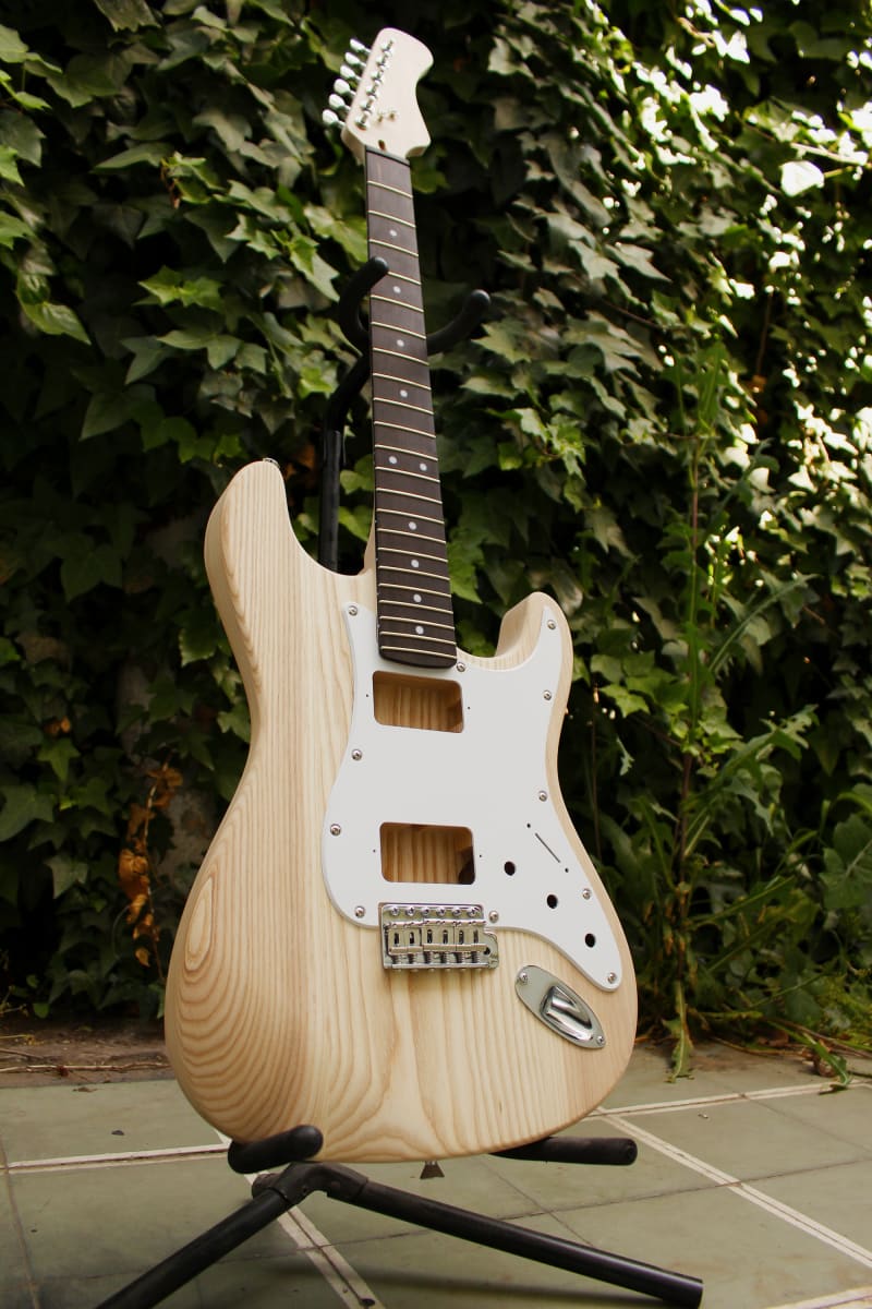 Kit LBLuthier de Guitarra Eléctrica Tipo Strato Mod: B Cap: H-H Hardware Gotoh® Incluido24