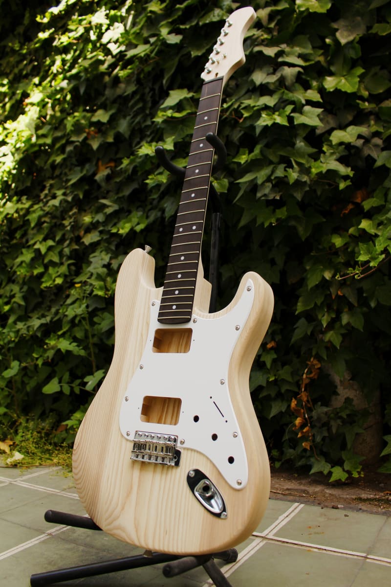 Kit LBLuthier de Guitarra Eléctrica Tipo Strato Mod: B Cap: H-H Hardware Gotoh® Incluido27