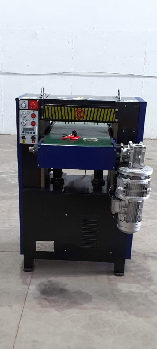 Cepilladora Industrial Automática Cabezal Helicoidal, 380V, Doble Motor de 2.2Kw7